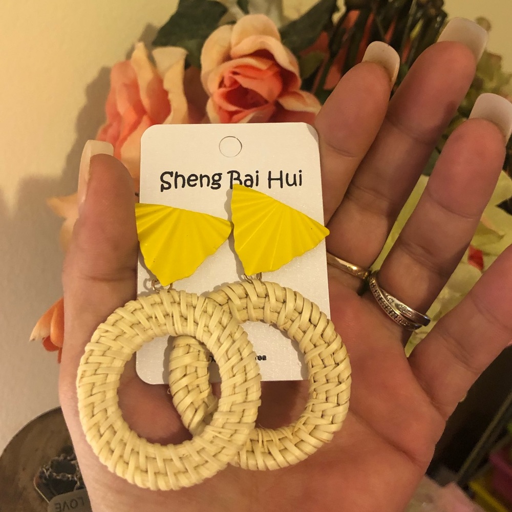 6/25$ or Listed!🎁
Pretty wicker & Yellow fashion Earrings - Picture 6 of 7